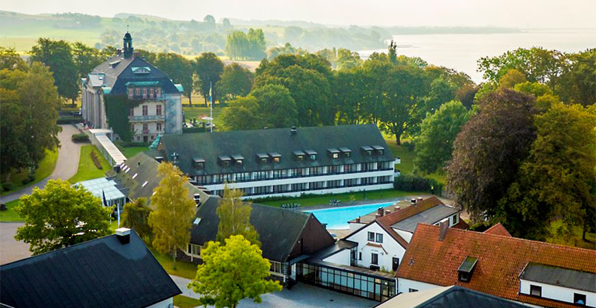 Vackra Örenäs Slott är beläget 1,5 mil söder om Helsingborg, direkt vid Öresund och med en magnifik utsikt över Ven. Vackra Örenäs Slott är beläget 1,5 mil söder om Helsingborg, direkt vid Öresund och med en magnifik utsikt över Ven.